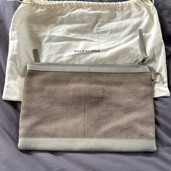 Vintage Balenciaga beige/gray suede clutch 12.5” x 9” (early 2000s) - Picture 2 of 5